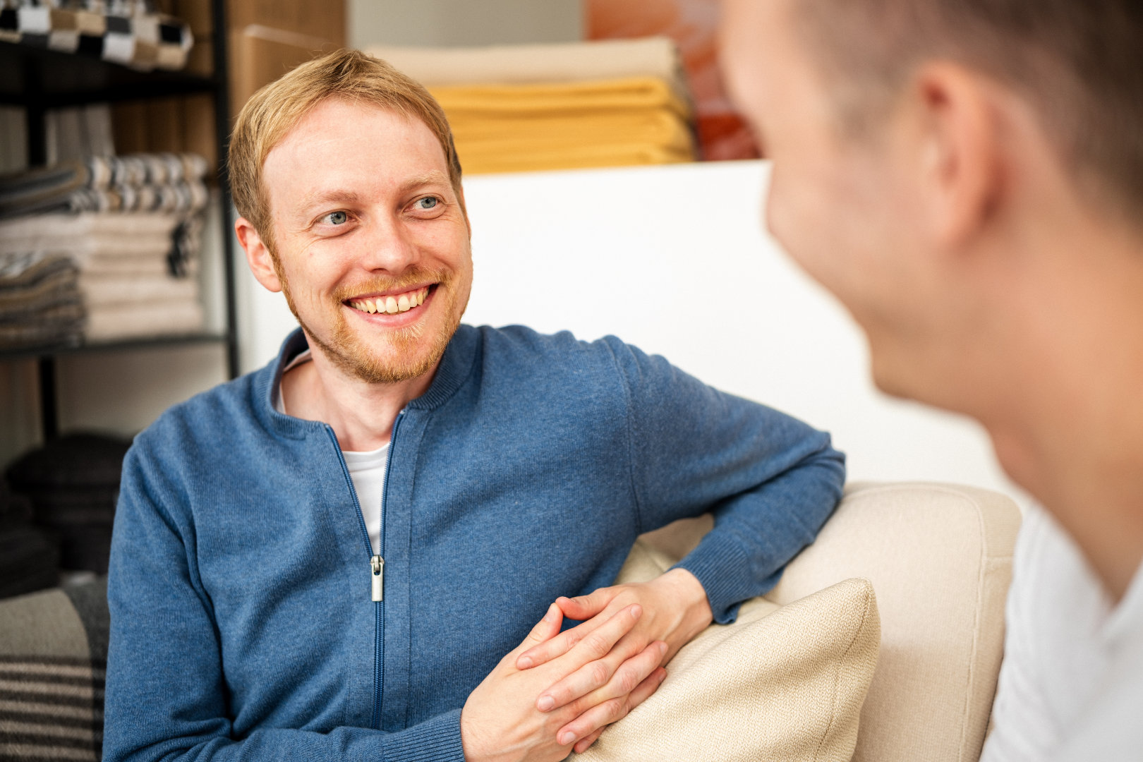 Mitarbeiter im Gespräch im Wohnbereich – gemütliche Wohnberatung bei Betten VIKINGS