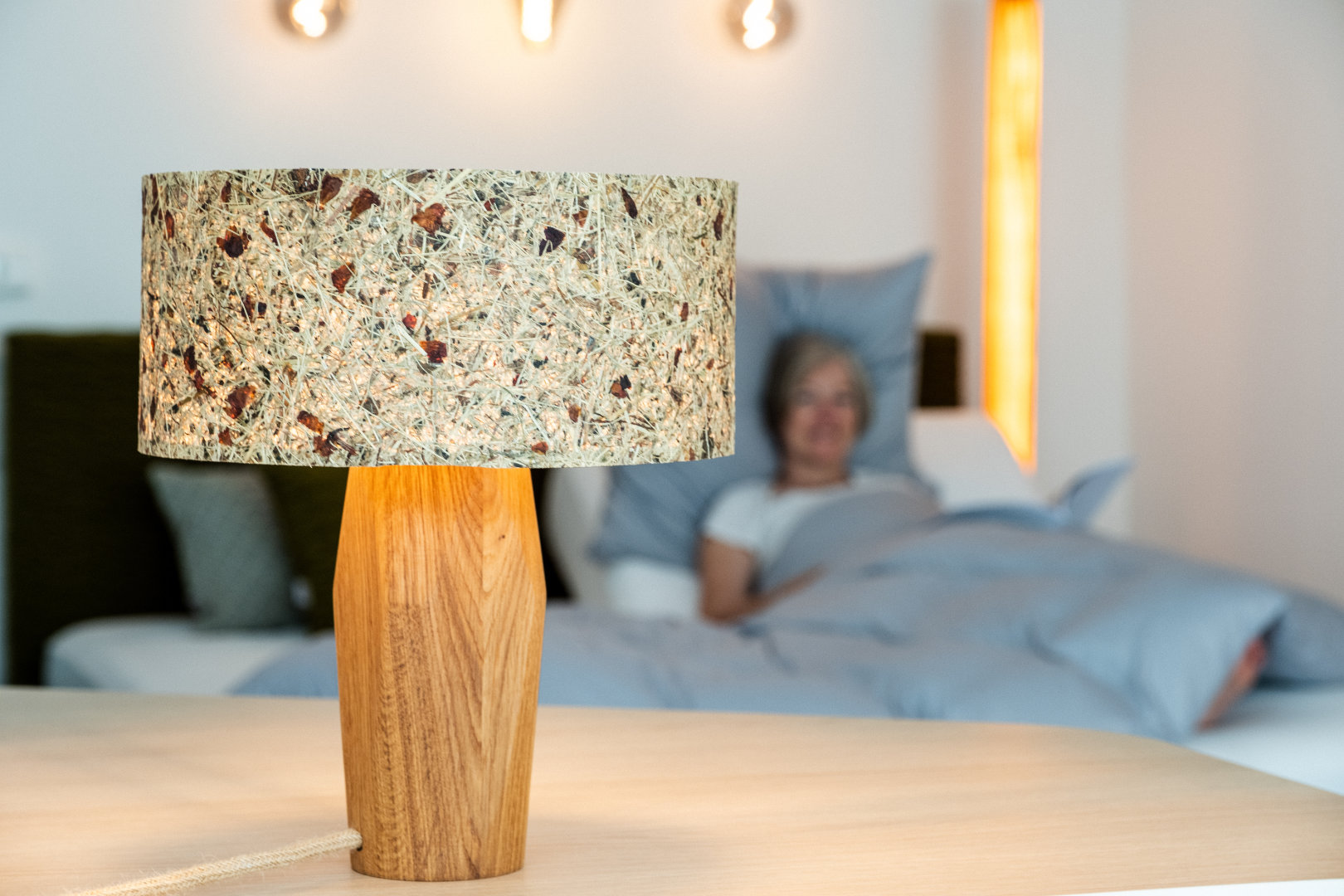 Stilvolle Lampe mit warmem Licht für behagliches Wohnen bei Betten VIKINGS