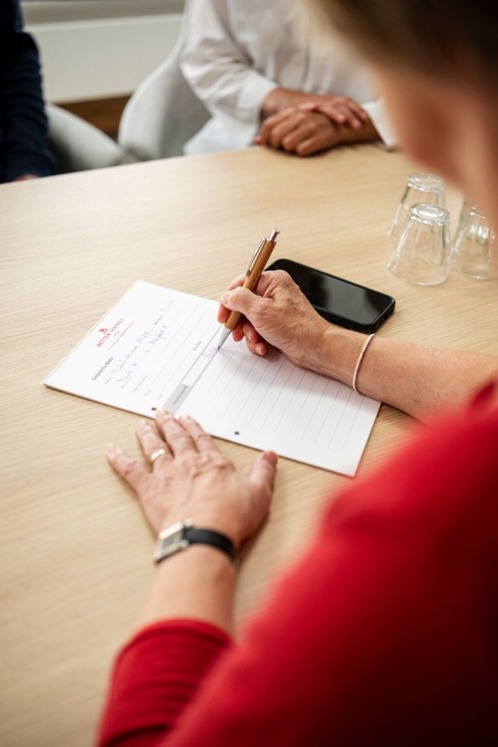 Geschäftsführerin schreibt im Gespräch mit Betten VIKINGS Notizen zur Schlafberatung