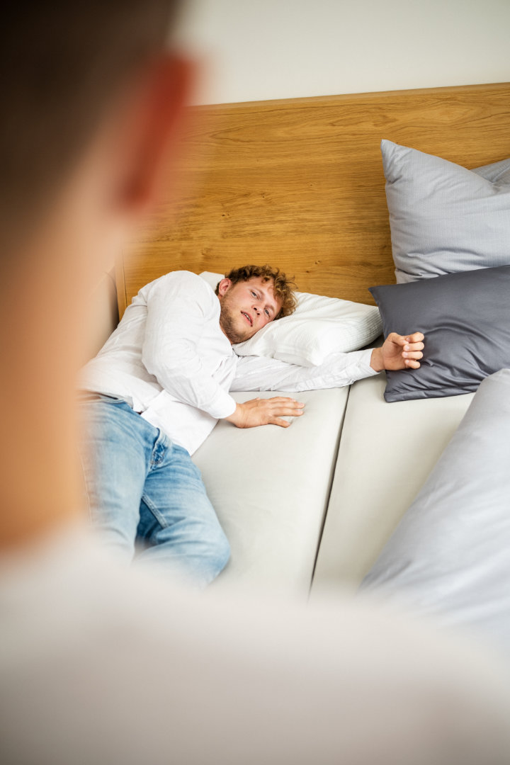 Kunde testet eine Matratze im Liegen während der Schlafberatung bei Betten VIKINGS